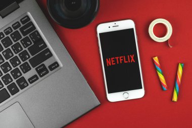 Kharkov, Ukrayna - 22 Şubat 2021: Netflix uygulaması akıllı telefon ekranı, Apple iPhone, Netflix için yaratıcı pankart, çevrimiçi video yayınlama aboneliği fotoğrafı