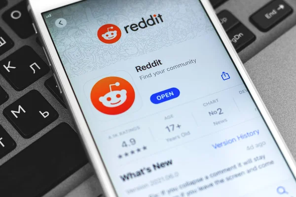 Kharkov, Ukrayna - 22 Şubat 2021: Apple akıllı telefonu ekranında Reddit resmi uygulama, fotoğraf