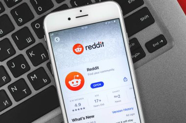Kharkov, Ukrayna - 22 Şubat 2021: Apple akıllı telefonu ekranında Reddit resmi uygulama, fotoğraf