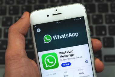Kharkov, Ukrayna - 22 Şubat 2021: Apple akıllı telefonundaki WhatsApp uygulaması, İnternet hizmeti ve kurye fotoğrafı