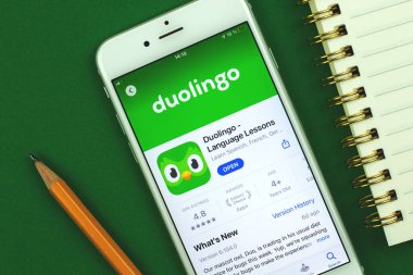 Kharkov, Ukrayna - 22 Şubat 2021: Duolingo uygulaması Apple akıllı telefonu, Uygulama mağazası, dil öğrenme platformunun yaratıcı arkaplanı, fotoğraf