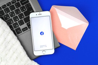 Kharkov, Ukrayna - 22 Şubat 2021: Facebook sosyal medya kavramı arka planı, logolu Apple iPhone ekranı, düz konum fotoğrafı