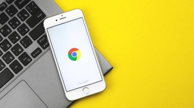 Kharkov, Ukrayna - 25 Şubat 2021: Apple iPhone akıllı telefonu Google Chrome uygulaması, düz konum tarayıcı logosu, uzay fotoğrafını kopyala