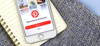 Kharkov, Ukrayna - 27 Şubat 2021: Pinterest uygulama logo pankartı, Apple iPhone ekranında kapatın, uzay fotoğrafını kopyalayın