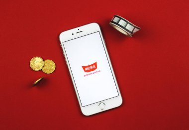 Kharkov, Ukrayna - 28 Şubat 2021: Multiplex Cinema logosu ve Apple iPhone ekranındaki uygulama, Ukraynalı şirket fotoğrafı