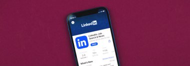 Kharkov, Ukrayna - 9 Mart 2021: Uygulama afişi ile kopyalama alanı, yakın plan