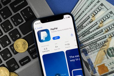 Kharkov, Ukrayna - 9 Mart 2021: Ekranda PayPal uygulaması, çevrimiçi ödeme sisteminin iş geçmişi, yakın plan