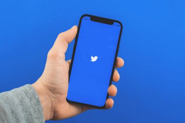 Kharkov, Ukrayna - 9 Mart 2021: cep telefonu ekranında twitter logosu, adam sosyal medyada akıllı telefonu tutuyor