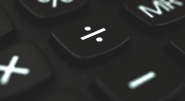 Hesap makinesi klavyesinde bölme işareti ve sembol yakın plan