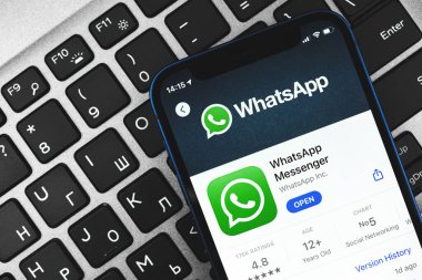 Kharkov, Ukrayna - 9 Mart 2021: Whatsapp uygulaması ekranda, yakın plan