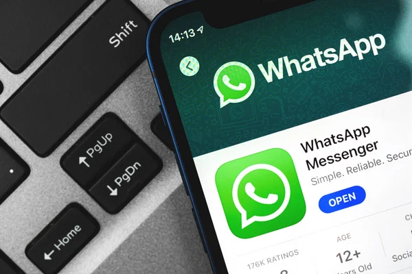 Kharkov, Ukrayna - 9 Mart 2021: Whatsapp uygulaması uygulama mağazasında yakın plan fotoğraf