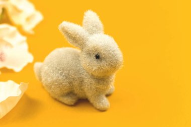 Bahar çiçekli Paskalya tavşanı. Yakın plan fotoğrafı.