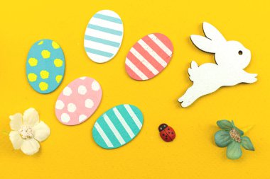 Paskalya dekorasyonu. Paskalya yumurtası ve tavşanla yakın fotoğraf.