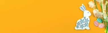 Tavşan ve bahar çiçekli Paskalya kompozisyonu, fotokopi alanı olan pankart, üstten görüntü