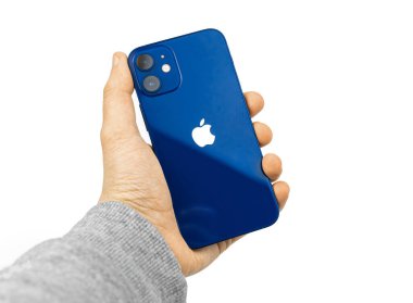 Kharkov, Ukrayna - 12 Mart 2021: Apple iPhone 12 Pasiffic Blue 'nun arkası, popüler akıllı telefonu elinde tutan adam