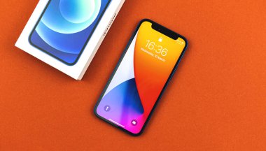 Kharkov, Ukrayna - 12 Mart 2021: iPhone 12, masada perakende kutusu, yepyeni akıllı telefon ve konsept fotoğraf satın alma