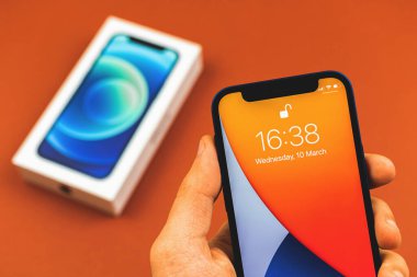 Kharkov, Ukrayna - 12 Mart 2021: iPhone 12 satın alma kavramı, ekranı kapat