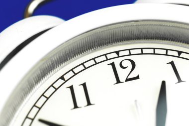 Alarm saati yakın plan fotoğraf, makro rakamlar, zaman konsepti fotoğrafı