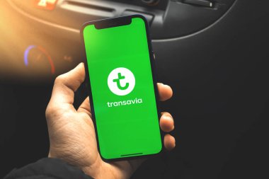 Kharkov, Ukrayna - 17 Mart 2021: Transavia mobil uygulaması Transavia havayollarının ekranında, logosunda, simgesinde