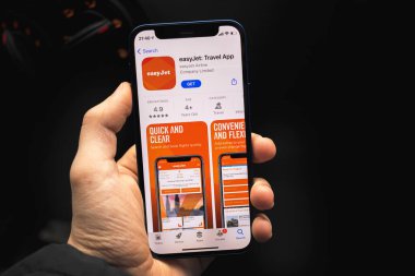 Kharkov, Ukrayna - 17 Mart 2021: Akıllı telefon ekranında logosu olan kolay jet uygulaması