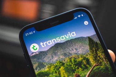 Kharkov, Ukrayna - 17 Mart 2021: Transavia havayolları logosu cep telefonu ekranında kapanıyor. Yüksek kalite fotoğraf