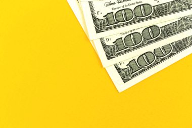 Ofis masasında yüz Amerikan doları arkaplan, fotokopi uzay fotoğrafı