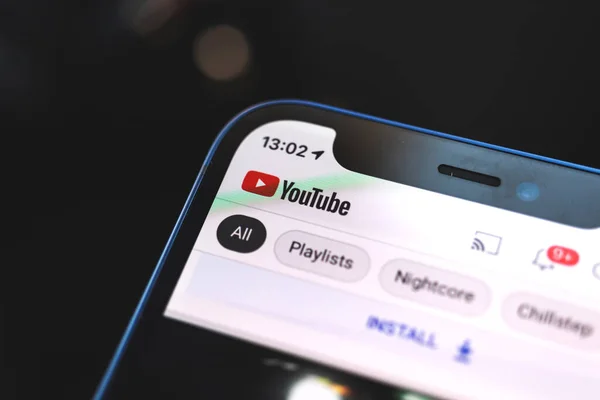 Kharkov, Ukrayna - 22 Mart 2021: Youtube logosu yakın görüş