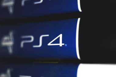Kharkov, Ukrayna - 22 Mart 2021: PS4 oyun diski koleksiyonu, sony playstation 4 logosu