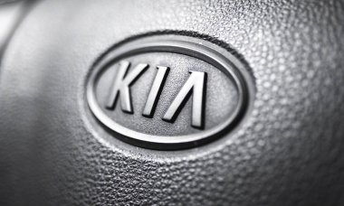 Kharkov, Ukrayna - 22 Mart 2021: KIA motorlarının gösterge panelini kapat, logo