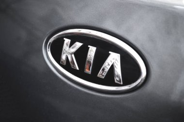 Kharkov, Ukrayna - 22 Mart 2021: Yeni bir arabanın KIA motorları logosu
