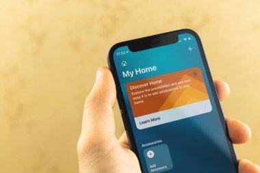 Kharkov, Ukrayna - 10 Mart 2021: Ekranlarda Apple Home uygulaması ile ilgili akıllı ev konseptim