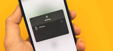 Kharkov, Ukrayna - 10 Mart 2021: Apple iPhonen akıllı telefonu üzerine yayın, afiş fotoğrafı