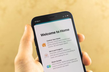 Kharkov, Ukrayna - 10 Mart 2021: Apple Smart Home uygulaması, cep telefonunda