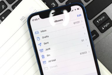 Kharkov, Ukrayna - 10 Mart 2021: cep telefonlarında online e-posta uygulaması kullanılıyor