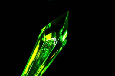 Siyah arkaplanda yeşil değerli taş yakın plan görünümü