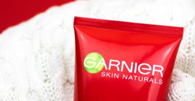 Kharkov, Ukrayna - 23 Mart 2021: Garnier Cilt Doğal logosu