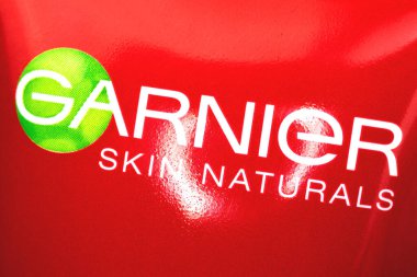 Kharkov, Ukrayna - 23 Mart 2021: Garnier logotipine yakın çekim