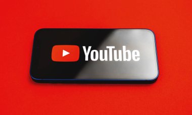 Kharkov, Ukrayna - 24 Mart 2021: Youtube logosu kavramı yakın plan, kırmızı zemin