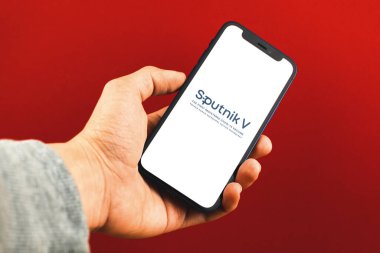 Kharkov, Ukrayna - 24 Mart 2021: Rus aşı logosu akıllı telefon ekranında, COVID-19 aşı kavramında sergilendi