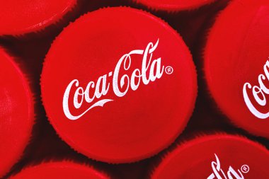 Kharkov, Ukrayna - 24 Mart 2021: Logolu Coca-Cola kapakları, Coca Cola kapakları
