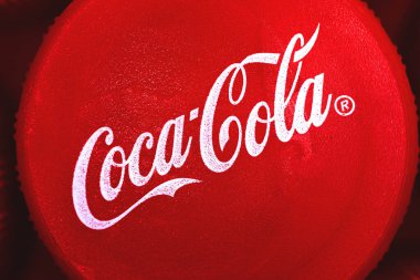 Kharkov, Ukrayna - 24 Mart 2021: Kapakta Coca-Cola logosu