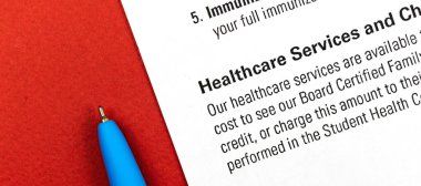 Sağlık hizmetleri ve sigorta formları tükenmez kalemle pankart oluşturur