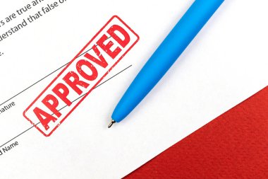 Onaylı belge, iş adamı masası ve çalışma alanı kavramı.