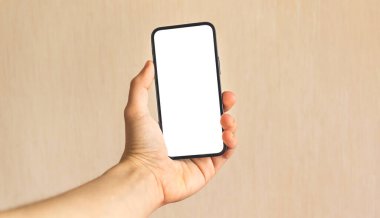 Model adam boş beyaz ekran ile modern cep telefonu tutun