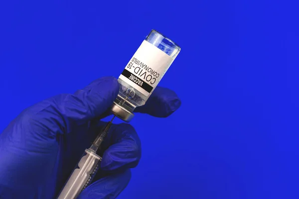 Przygotowanie Szczepienia Pacjenta Szczepionka Covid Strzykawką Ręce Lekarza Niebieskim Tle — Zdjęcie stockowe