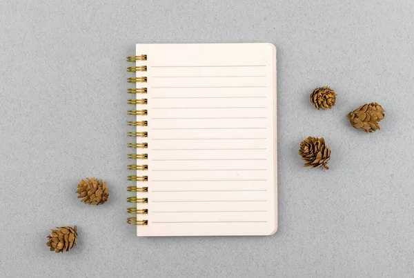 Cuaderno con la página en una maqueta de línea plana de fondo, foto floral creativa con espacio de copia — Foto de Stock