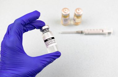 Aşı geçmişi, koronavirüs aşısı şişesi doktor elinde, aşı ve sağlık sigortası konsepti