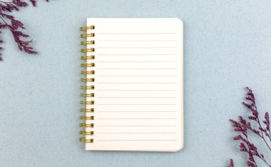 Bir satırda boş sayfa, çiçekli düz arkaplan fotoğrafı