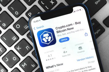 Kharkov, Ukrayna - 9 Nisan 2021: Crypto.com Bitcoin uygulama logosunu ekranda kapatın
