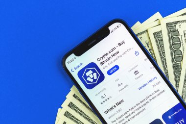 Kharkov, Ukrayna - 9 Nisan 2021: Mobil uygulama Crypto.com Bitcoin için arka plan